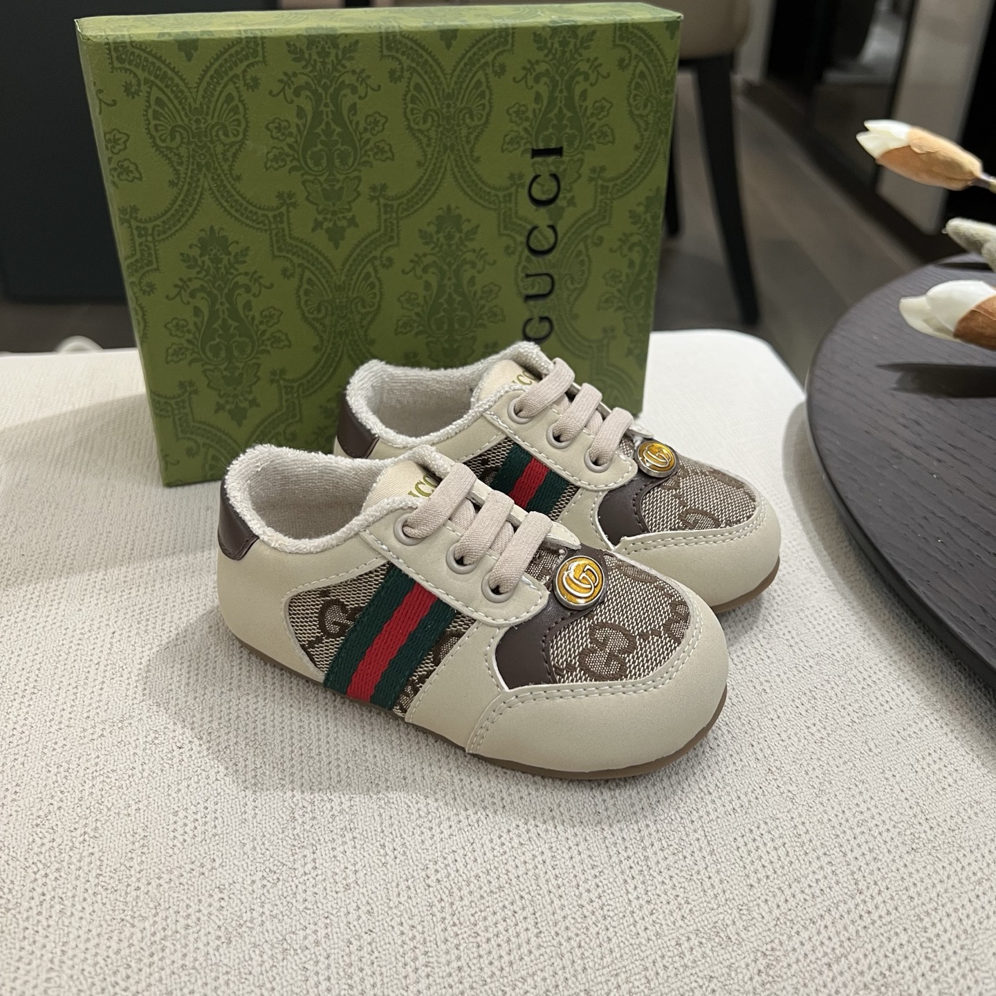 Children's shoes child
